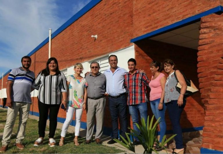 Entrega de viviendas a familias de escasos recursos económicos en Chaco