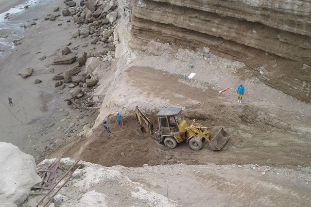 Se iniciaron los trabajos para instalar la escalera metálica en Playa Bonita