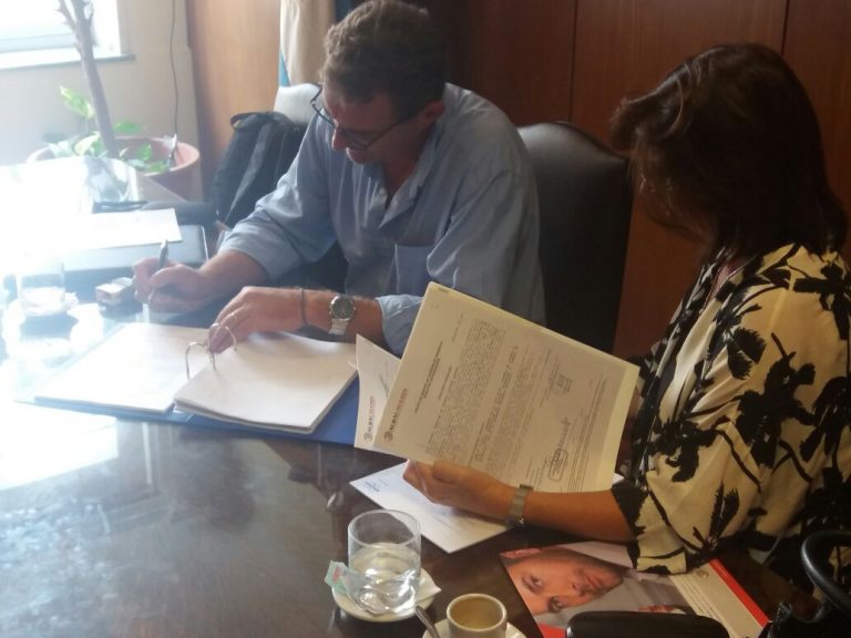 Se firmaron en Mendoza los contratos para adquirir los equipos enológicos