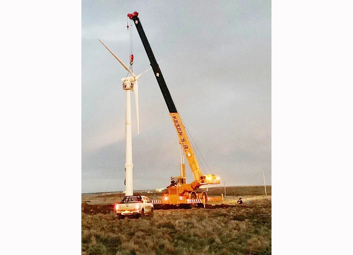 Montan la primera turbina eólica en Río Grande