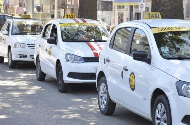 Taxistas ofrecen servicio de cafeteríaTaxistas ofrecen servicio de cafetería