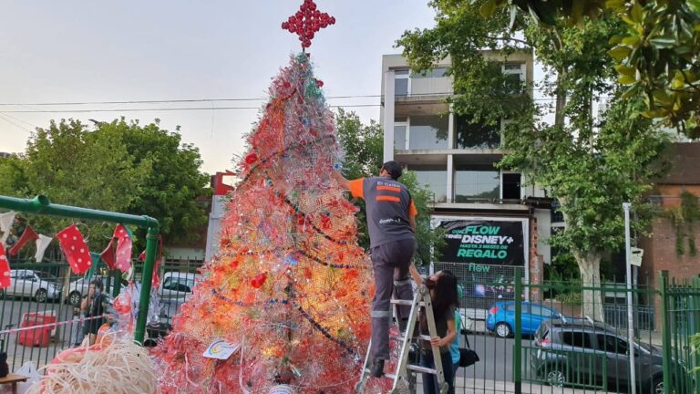 Inauguraron un árbol de Navidad sustentable