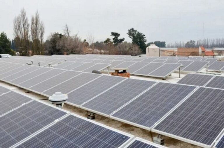 Colocan paneles solares en un supermercado neuquino