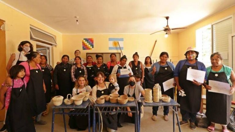 Mujeres qom de Santa Fe llevan adelante su proyecto de cestería
