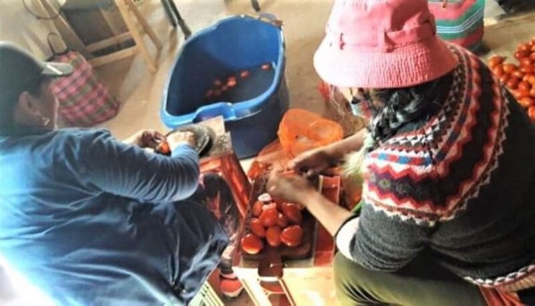 Mujeres se unieron y desecan verduras para vender en Tilcara