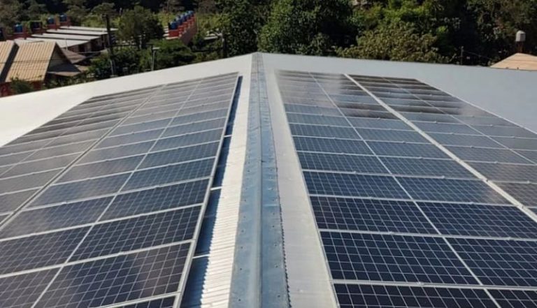Incorporaron 64 paneles solares en una zona rural