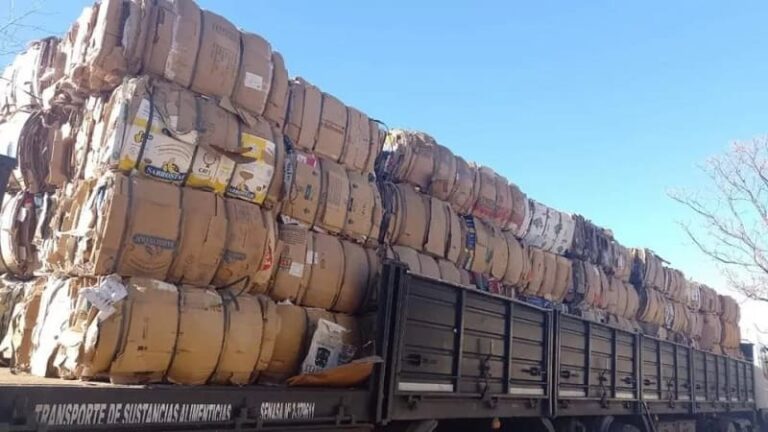 Despacharon otro camión con 20 toneladas de cartón para reciclar