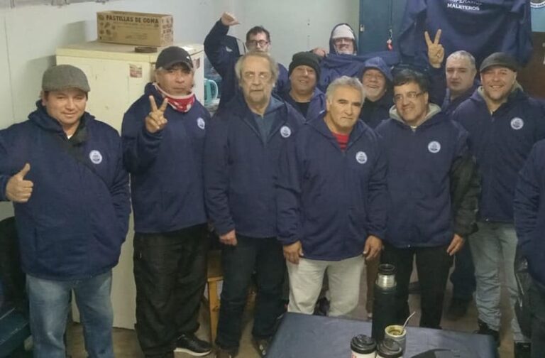 Maleteros en la terminal de ómnibus, una tradición argentina