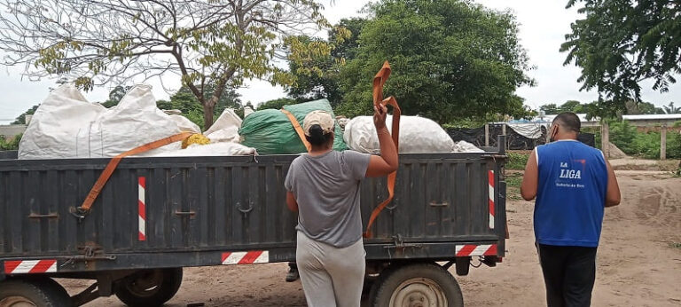 Buscan mejorar la vida de mujeres que trabajan en los basurales