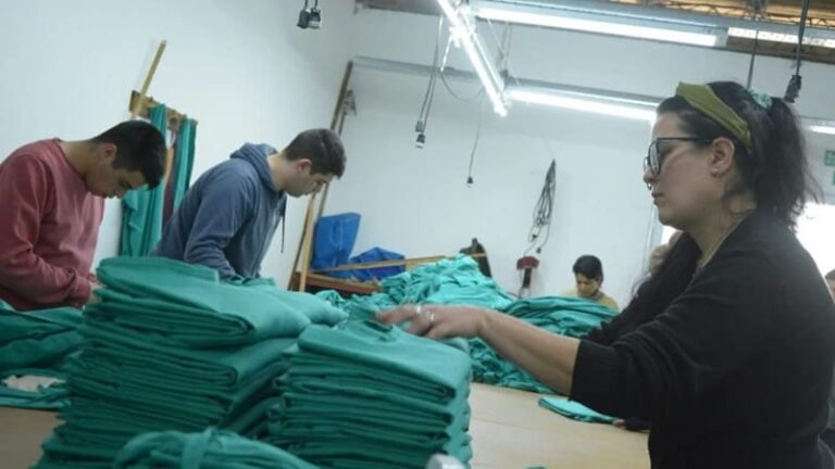 Amplían oferta textil con indumentaria escolar