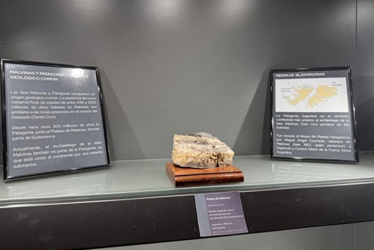 Un excombatiente dona al Geomuseo una segunda piedra de Malvinas como símbolo de soberanía