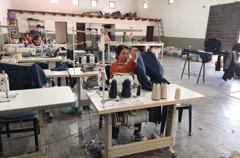 Confeccionan prendas con trabajo en cadena