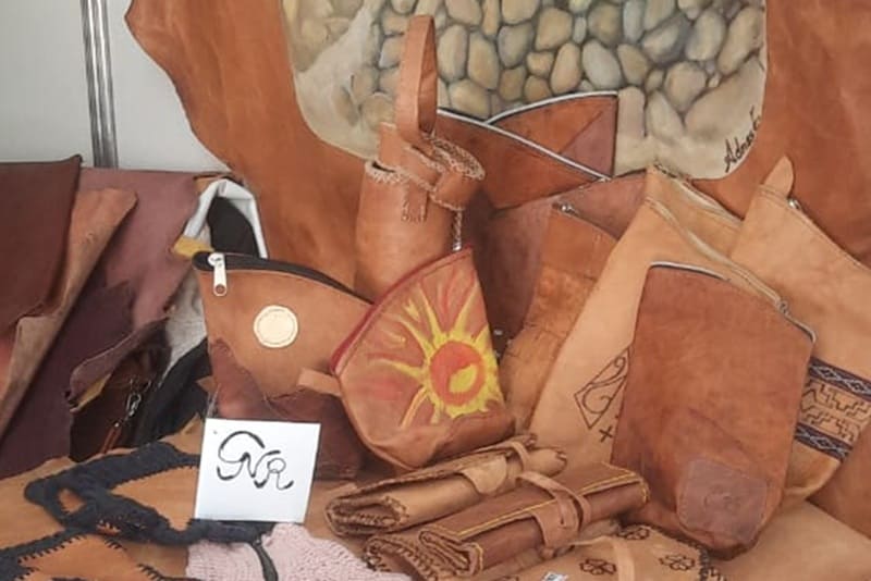 Escuela de artesanía impulsa el trabajo de mujeres en el curtido natural