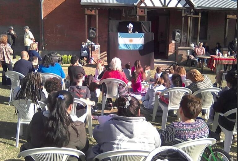 Se vinculan con realidades infantiles mediante el lenguaje de los títeres