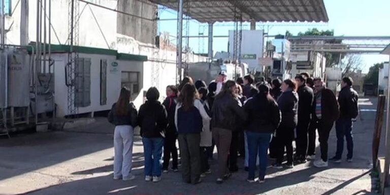 En visitas guiadas, estudiantes conocen el proceso de elaboración láctea