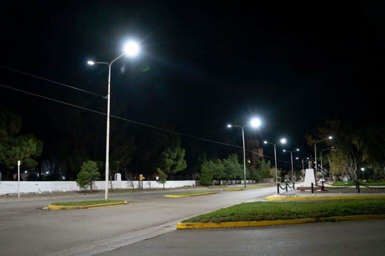 Rada Tilly moderniza alumbrado público con 200 nuevas luminarias LED