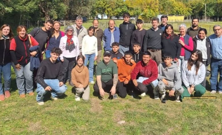 Capacitan a jóvenes en apicultura dentro de escuela agraria en Zárate