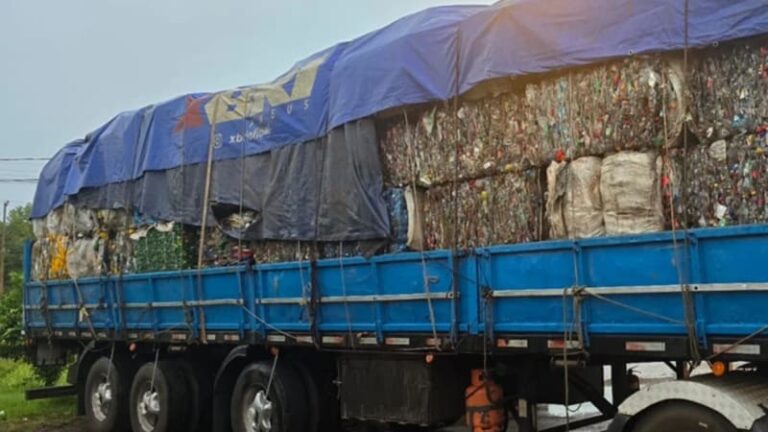 Denuncian que importación de basura brasileña hundió precios del reciclaje