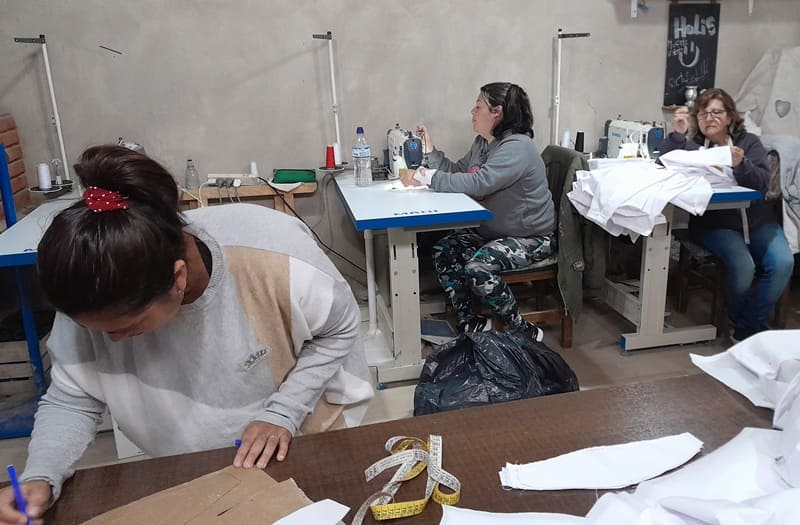 Capacitan a mujeres en centros comunitarios para confeccionar ropa