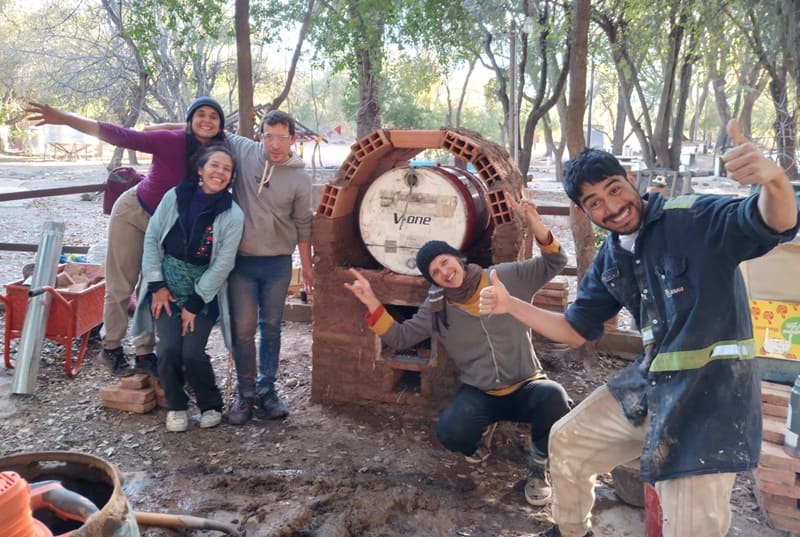 Construyen un horno de bajo consumo con materiales reciclados
