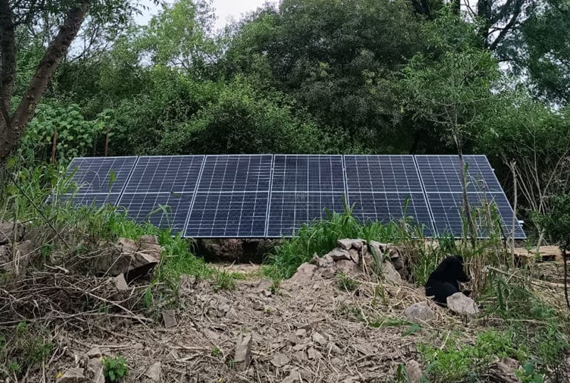 Instalan sistema solar para activar huertas y bombear agua en terreno montañoso