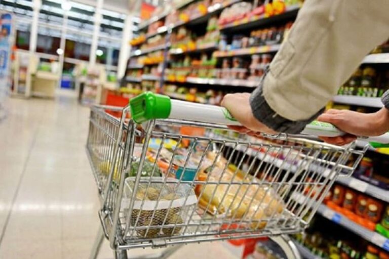 Instalarán puntos de venta en supermercados para productores locales