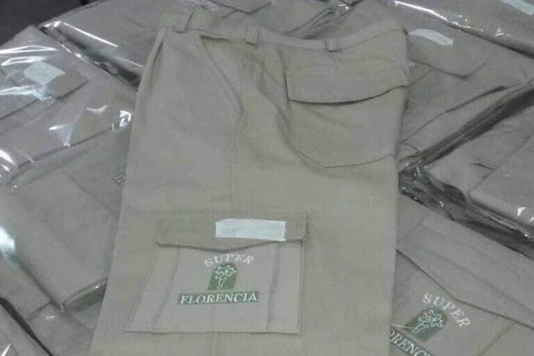 Confeccionan ropa de trabajo y disfraces para comparsas