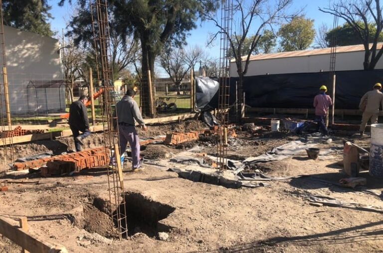 Construyen dos aulas nuevas para una escuela barrial