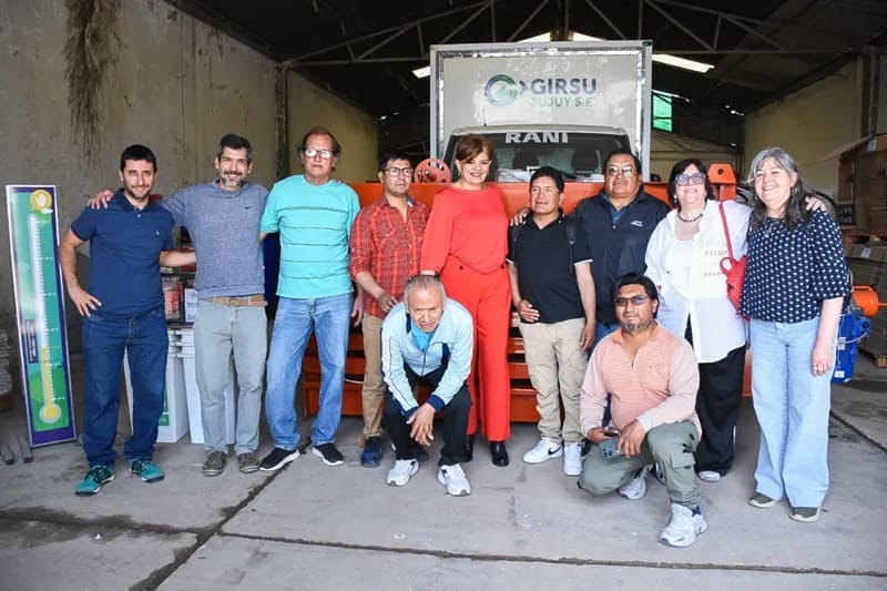 Ex mineros compactan plástico para producir nuevos materiales