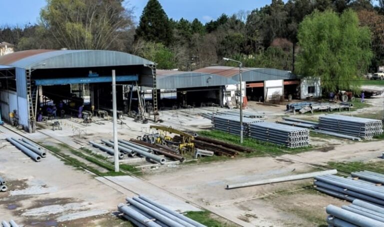 Fabrican postes de luz para sostener redes en zonas rurales