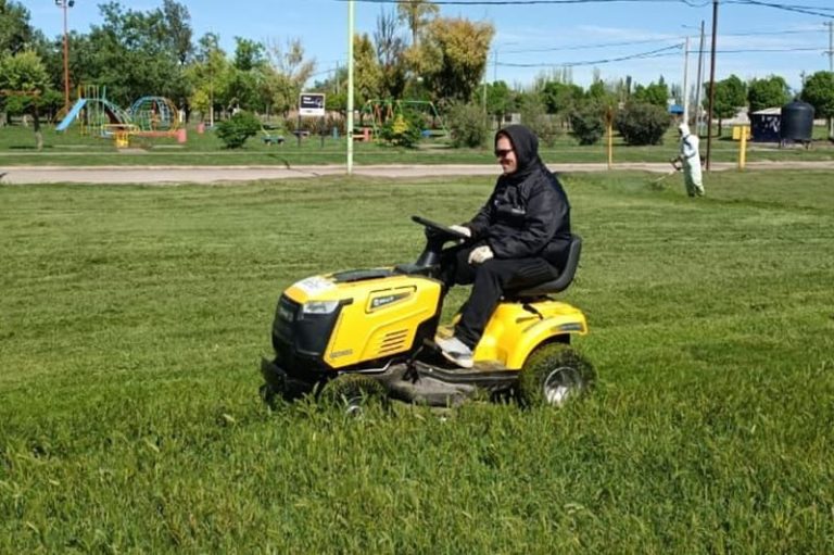 Adquirieron un tractor para aliviar el corte de pasto