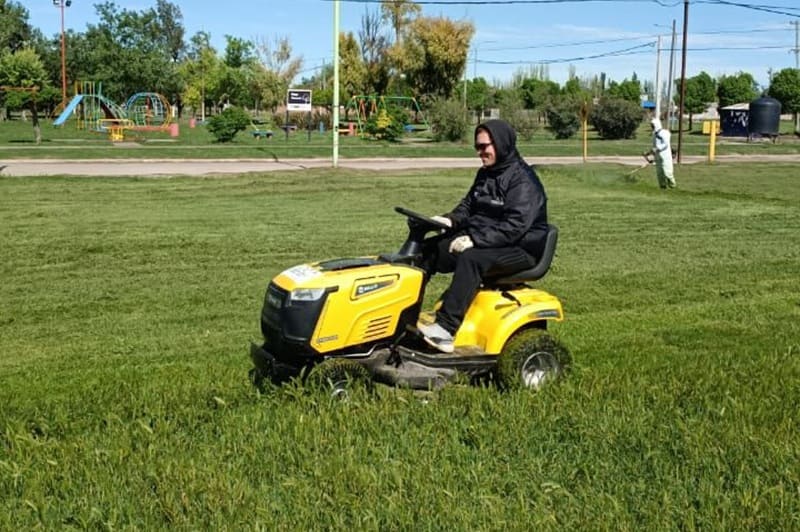 Adquirieron un tractor para aliviar el corte de pasto