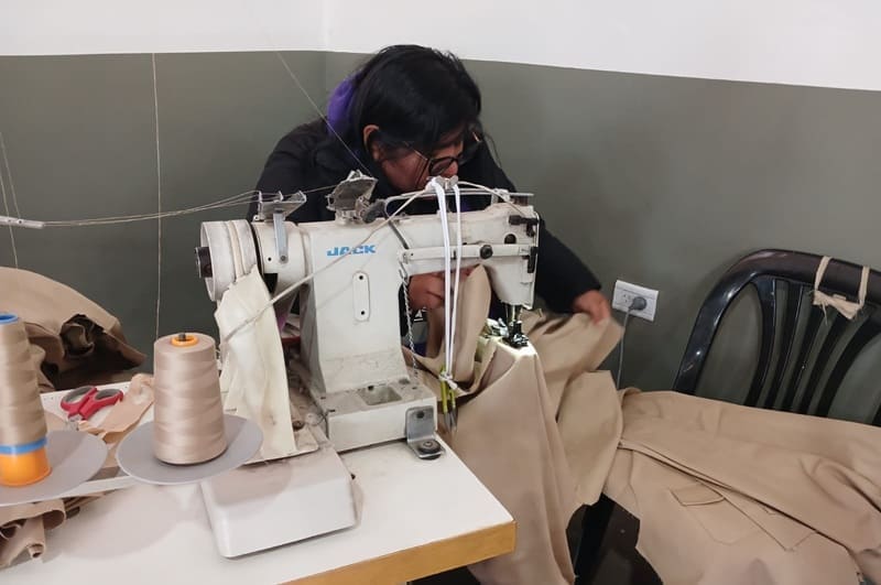 Arreglan ropa y cambian cierres para sostener sus ingresos