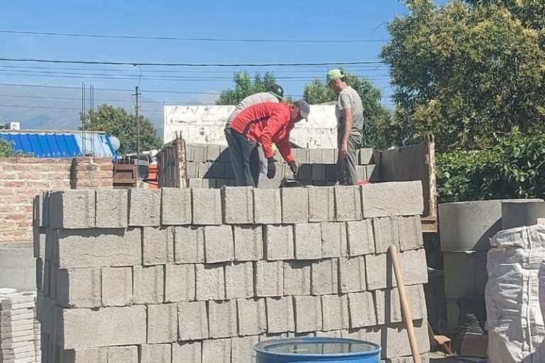 Producen materiales de construcción a partir de botellas