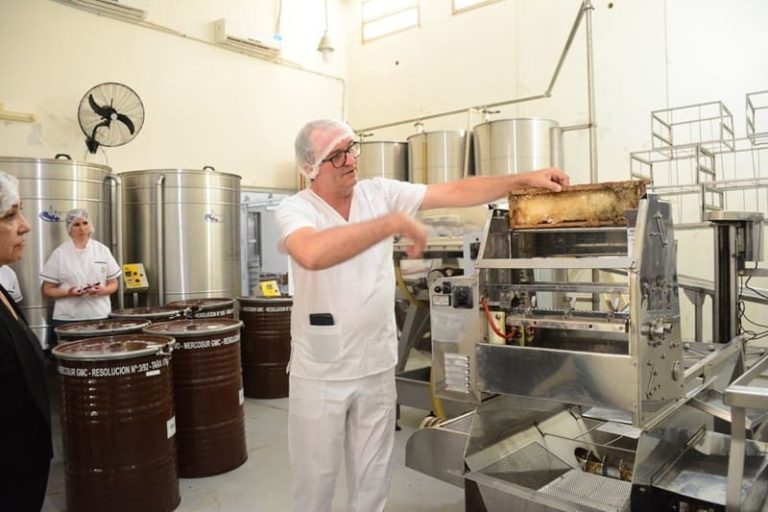 Productores apícolas devuelven un fondo rotatorio con kilos de miel