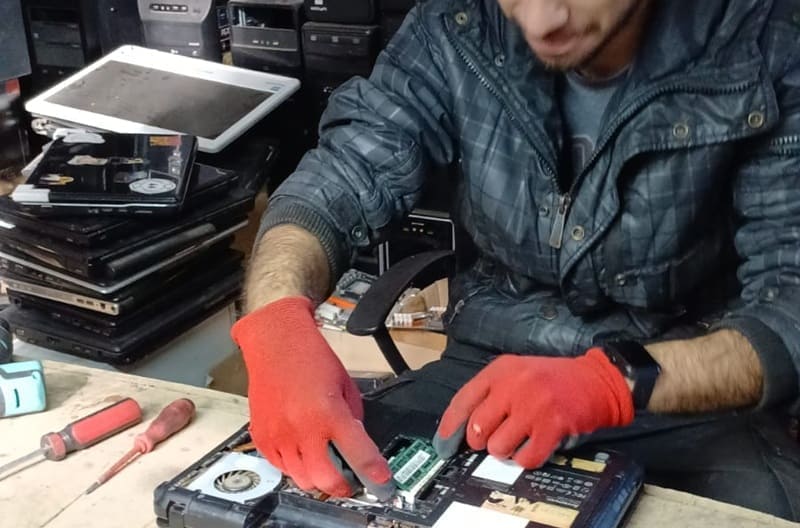 Recuperan más de dos mil computadoras para donar