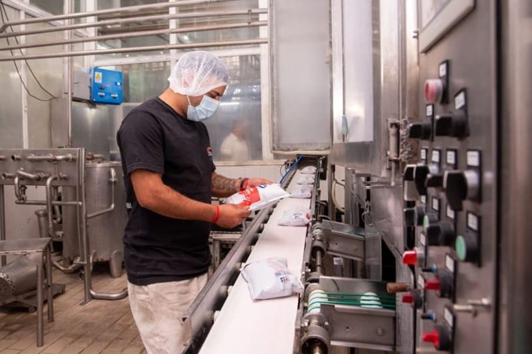 Reducen el precio de la leche para sostener el consumo