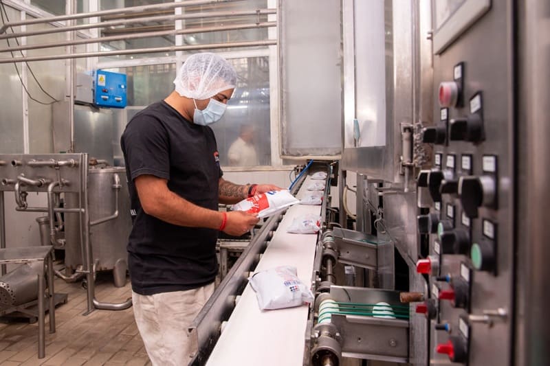 Reducen el precio de la leche para sostener el consumo