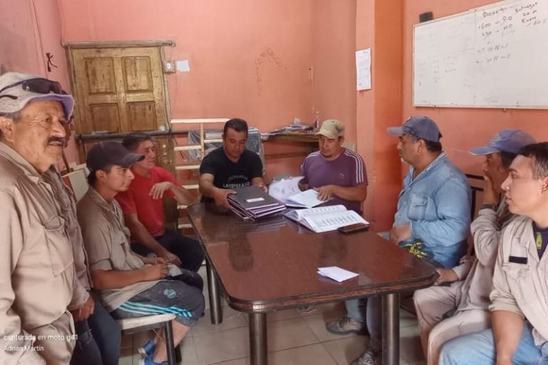 Trabajan en carpintería y fabricación de cajas portatestigos para la minería