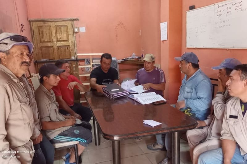 Trabajan en carpintería y fabricación de cajas portatestigos para la minería