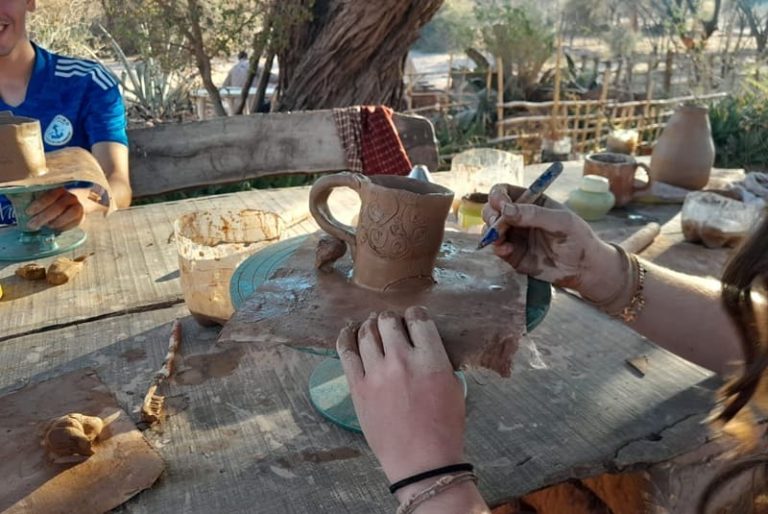 Comercializan cerámica y textiles en ruta a Cafayate