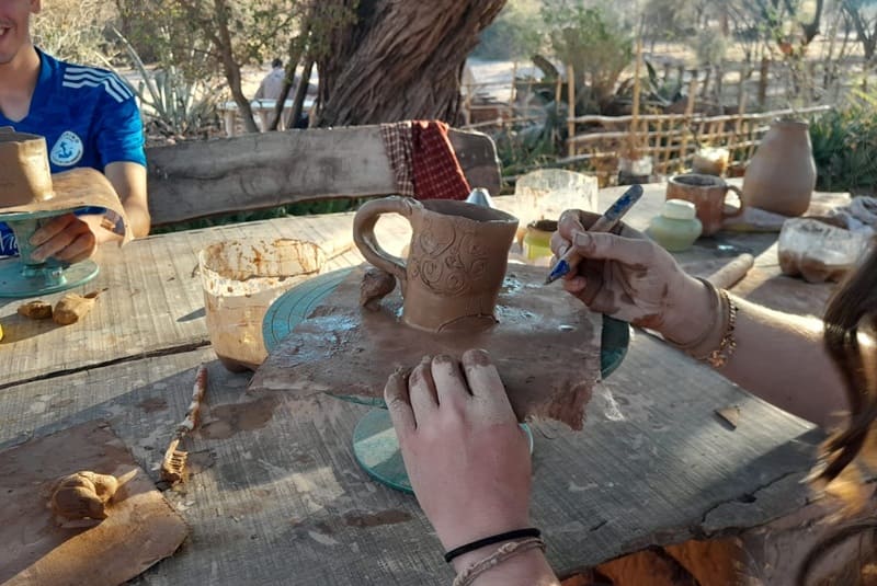 Comercializan cerámica y textiles en ruta a Cafayate