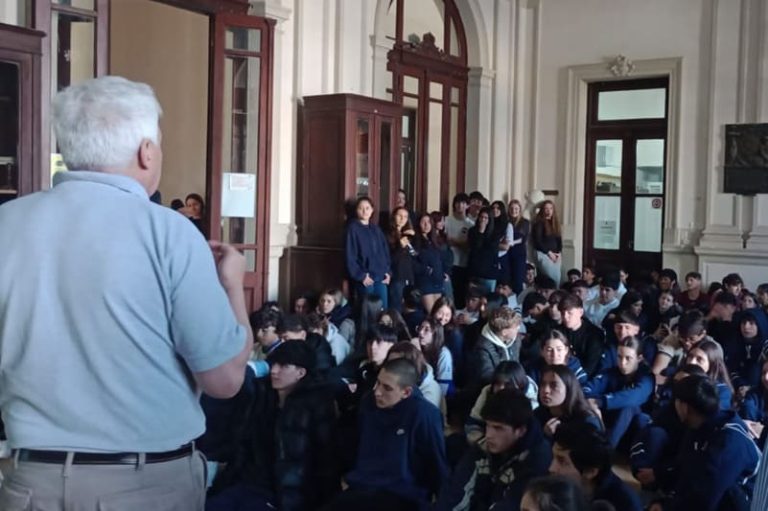 Especialistas capacitan a jóvenes próximos a obtener su licencia