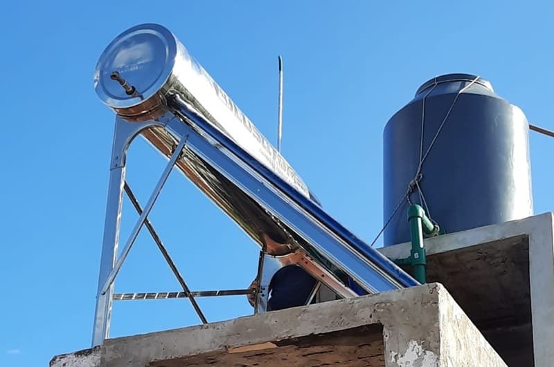 Exalumnos de escuela técnica instalan sistemas solares en barrios