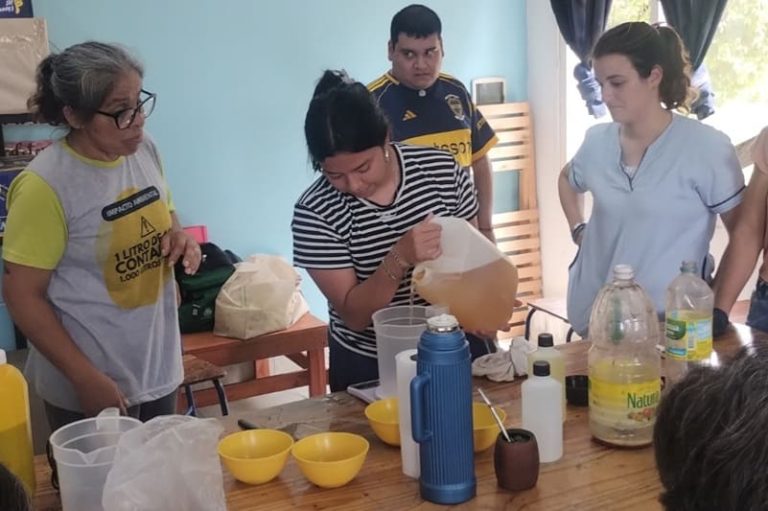 Filtran aceite de cocina usado para fabricar detergentes