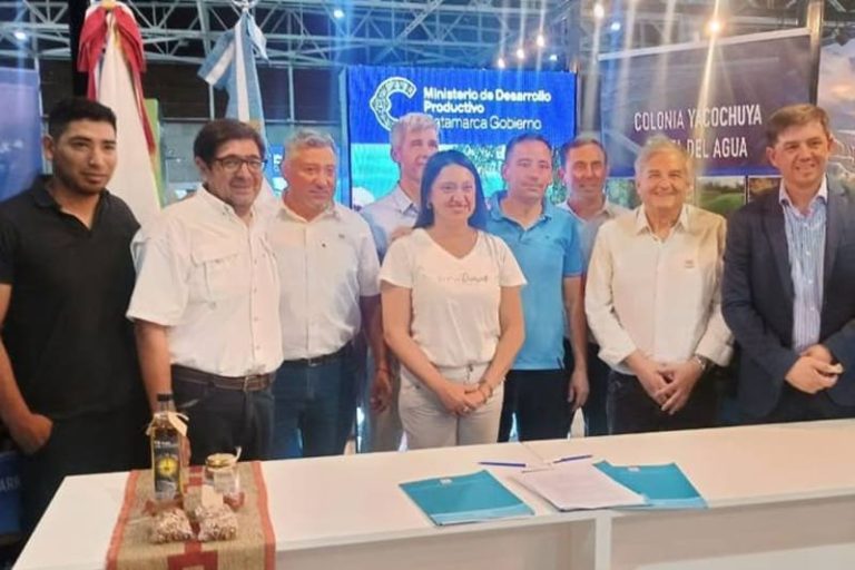 Firman acuerdo para ensayos agrícolas