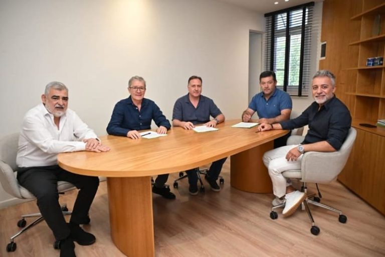 Firman convenio para ofrecer servicios de salud y sepelios en Centenario