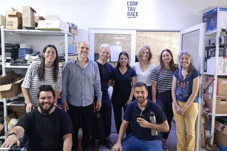 Instalan equipos informáticos reacondicionados en espacios comunitarios