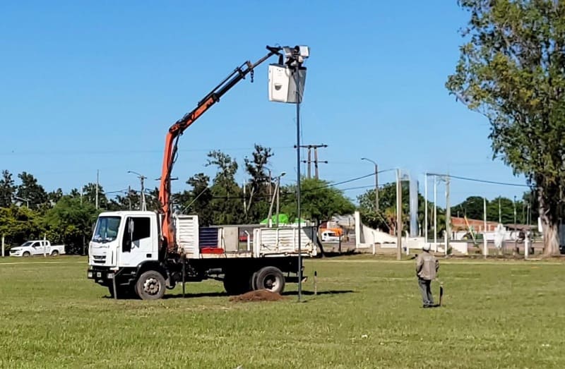 Modernizarán la red eléctrica rural con columnas de cemento