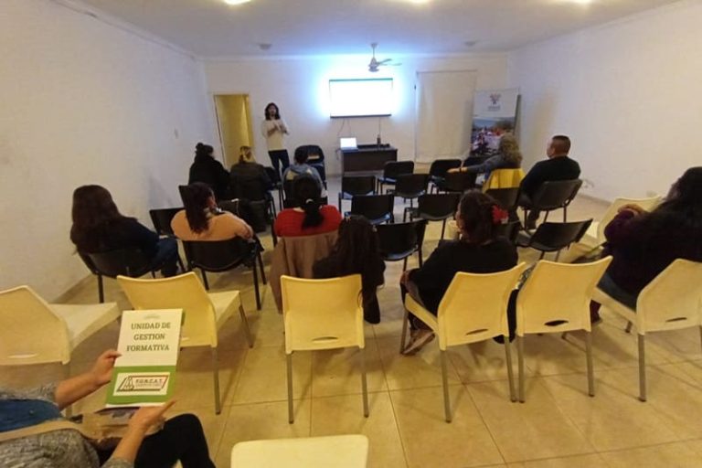 Capacitan a cuidadores en empatía y comunicación para fortalecer el vínculo con pacientes